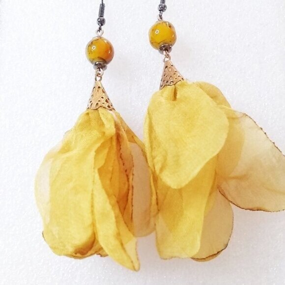 Voluminous! Seductive! Alluring & Sexy! Floral Blossom Buds Lightweight Earrings - Picture 5 of 9